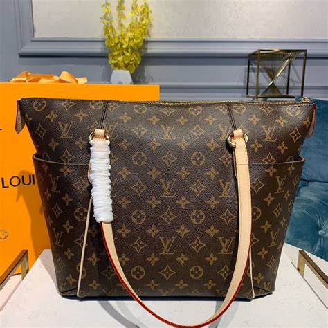 louis vuitton monogram canvas totally mm m56689|Louis Vuitton Totally Mm .